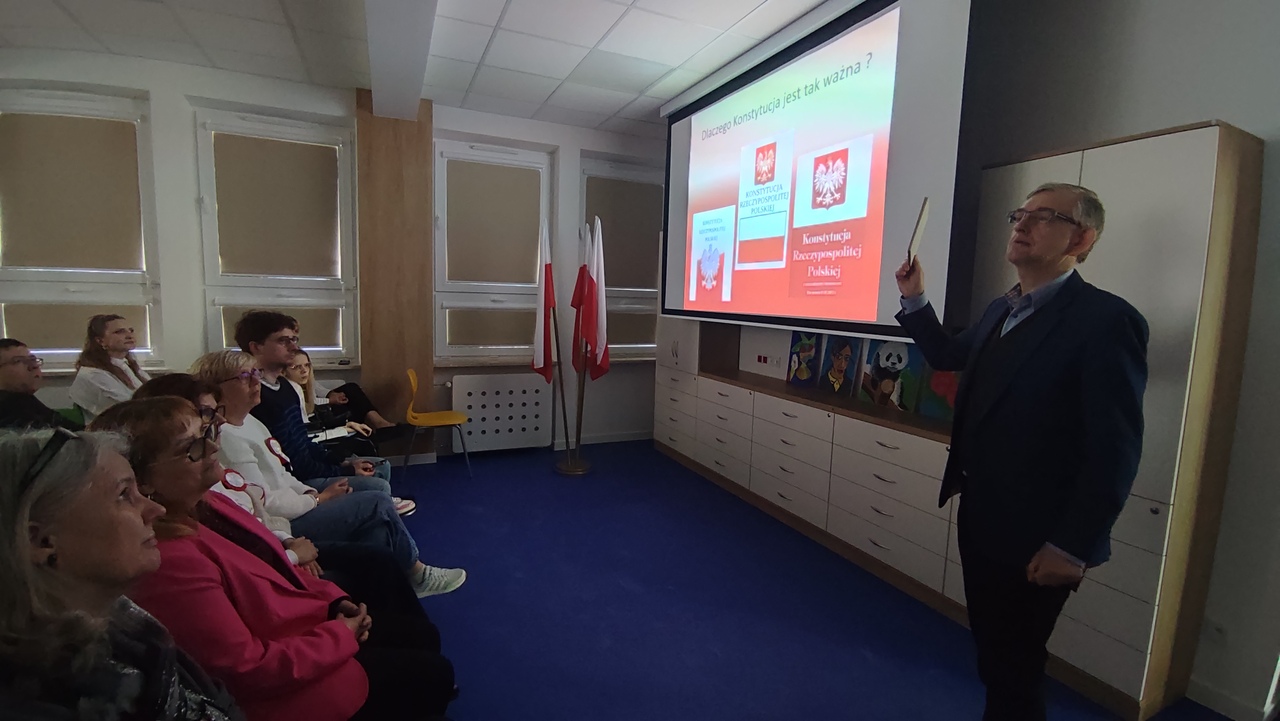 Uczniowie i nauczyciele na uroczystościach z okazji 2 i 3 maja