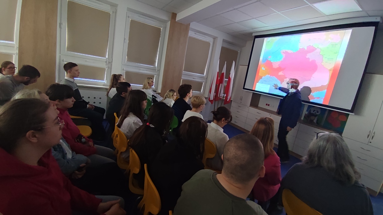 Uczniowie i nauczyciele na uroczystościach z okazji 2 i 3 maja