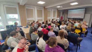 Uczniowie i nauczyciele na uroczystościach z okazji 2 i 3 maja