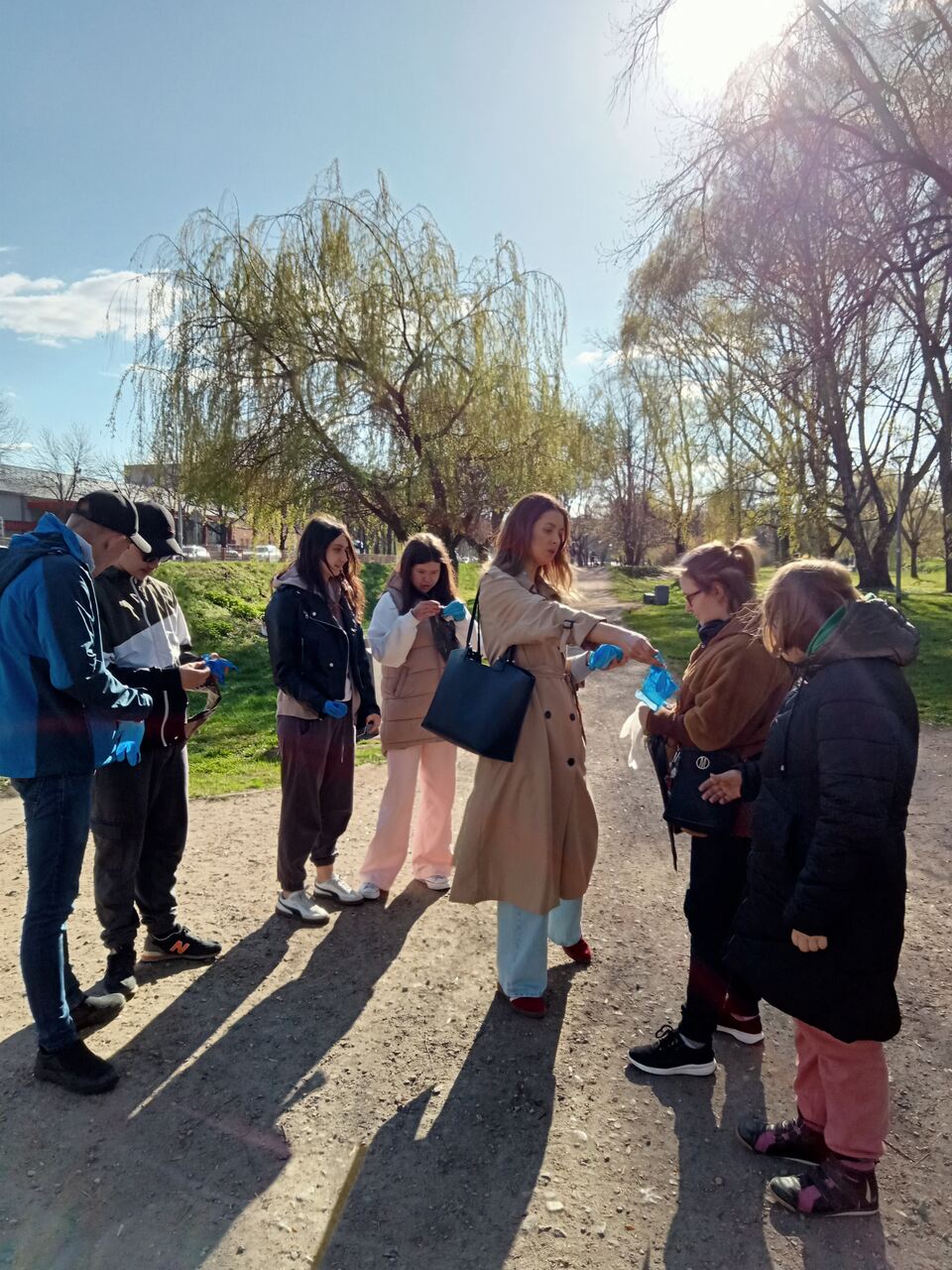 1.       Wychowawczyni rozdaje młodzieży rękawice ochronne i worki na śmieci.

