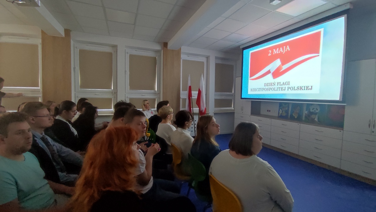 Uczniowie i nauczyciele na uroczystościach z okazji 2 i 3 maja