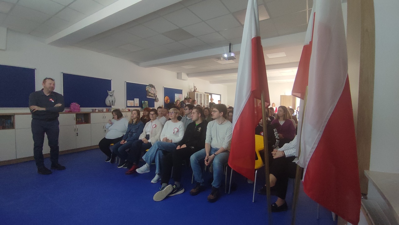 Uczniowie i nauczyciele na uroczystościach z okazji 2 i 3 maja