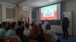 Uczniowie i nauczyciele na uroczystościach z okazji 2 i 3 maja