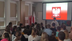 Uczniowie i nauczyciele na uroczystościach z okazji 2 i 3 maja