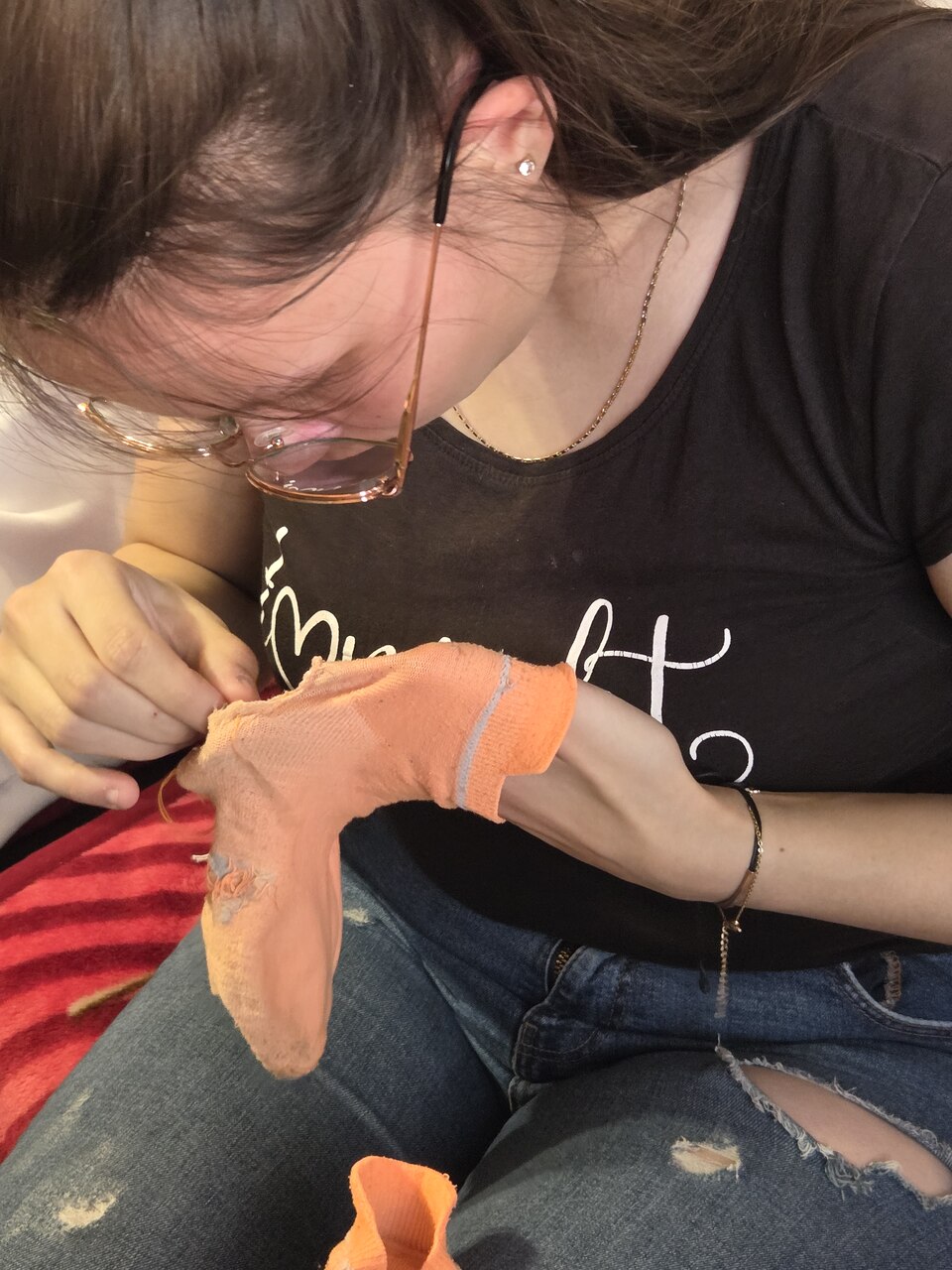 Zd.4
Dziewczynka zszywa swoją dziurawą skarpetkę.


