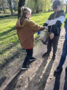 2.       Wychowanka wrzuca plastikowe śmieci do worka trzymanego przez kolegę.

