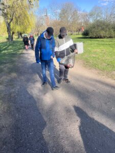 3.       Dwóch wychowanków niesie worek z plastikowymi śmieciami.

