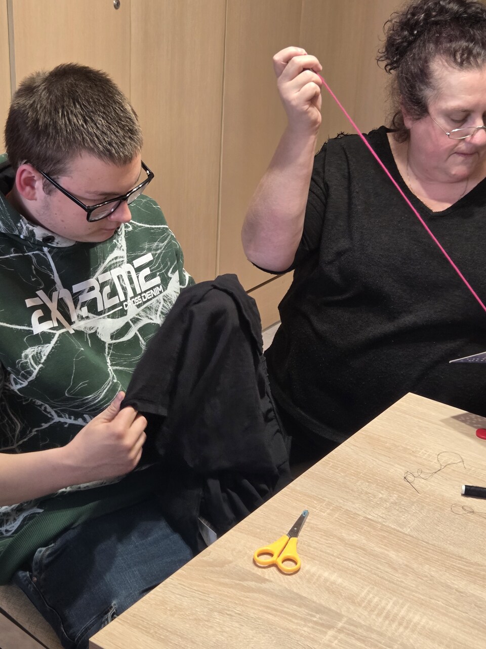 Zd.3
Chłopiec zszywa rozdarcie w swoich spodenkach.