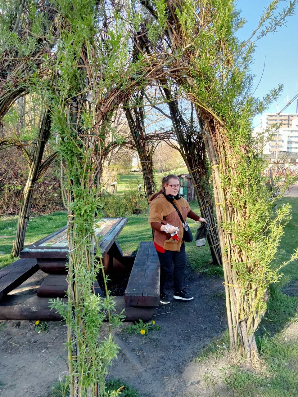 4.       Wychowanka znalazła śmieci w zielonej altanie.

