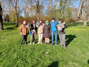 5.       Młodzież pozuje do wspólnego zdjęcia na tle wiosennej zieleni.

