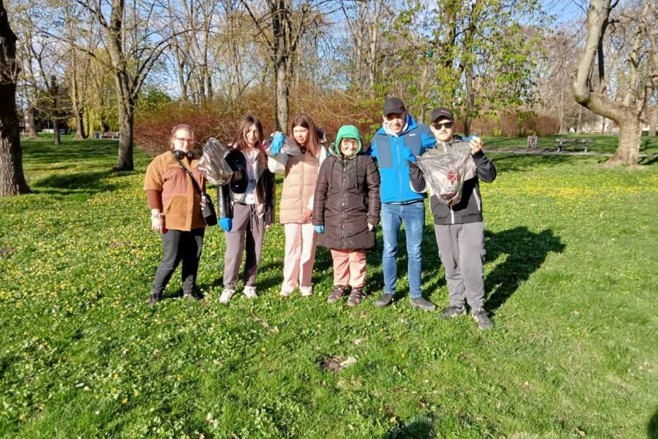 5. Młodzież pozuje do wspólnego zdjęcia na tle wiosennej zieleni.