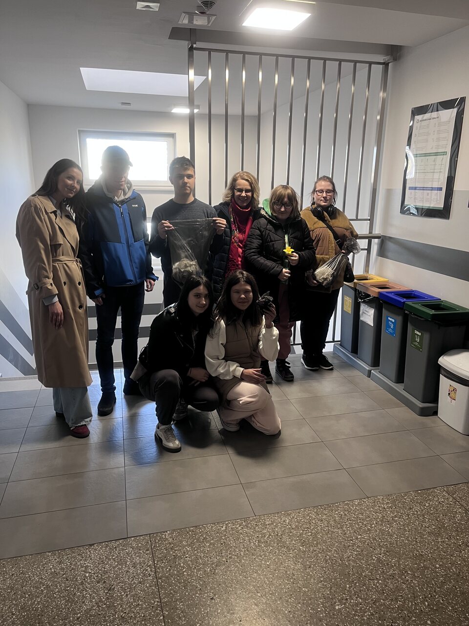 6.       Młodzież wraz z wychowawczyniami przy plakatach w internacie przypomina sobie zasady segregacji śmieci.

