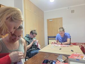 Zd.7
Wychowawczyni pokazuje, jak poprawnie wykonać szew.