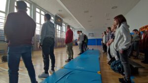 Uczniowie upamiętniają minutą ciszy ofiary zbrodni katyńskiej