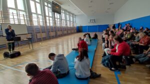 Uczniowie wysłuchujący prelekcji o ofiarach zbrodni katyńskiej