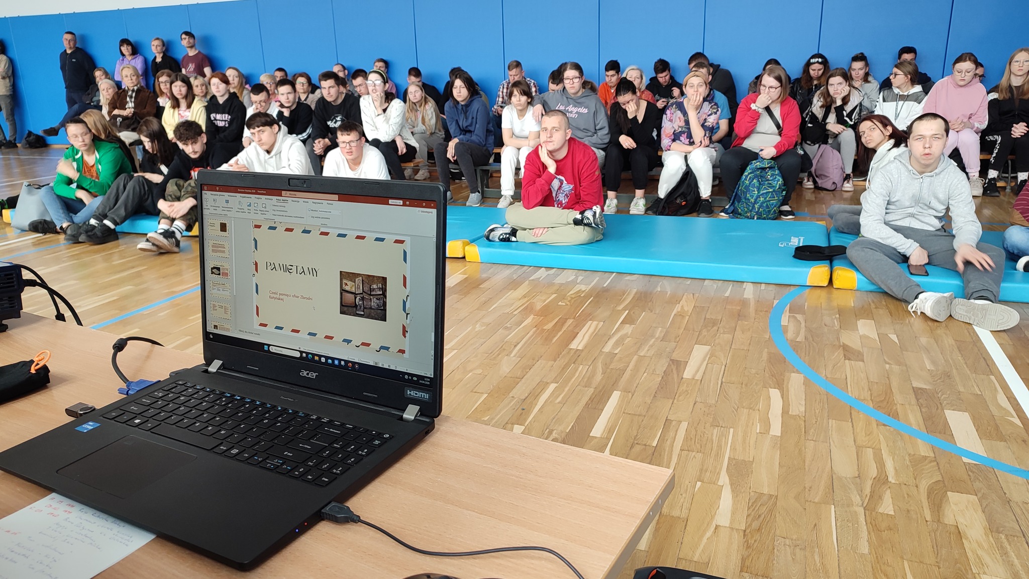 Uczniowie wysłuchujący prelekcji o ofiarach zbrodni katyńskiej