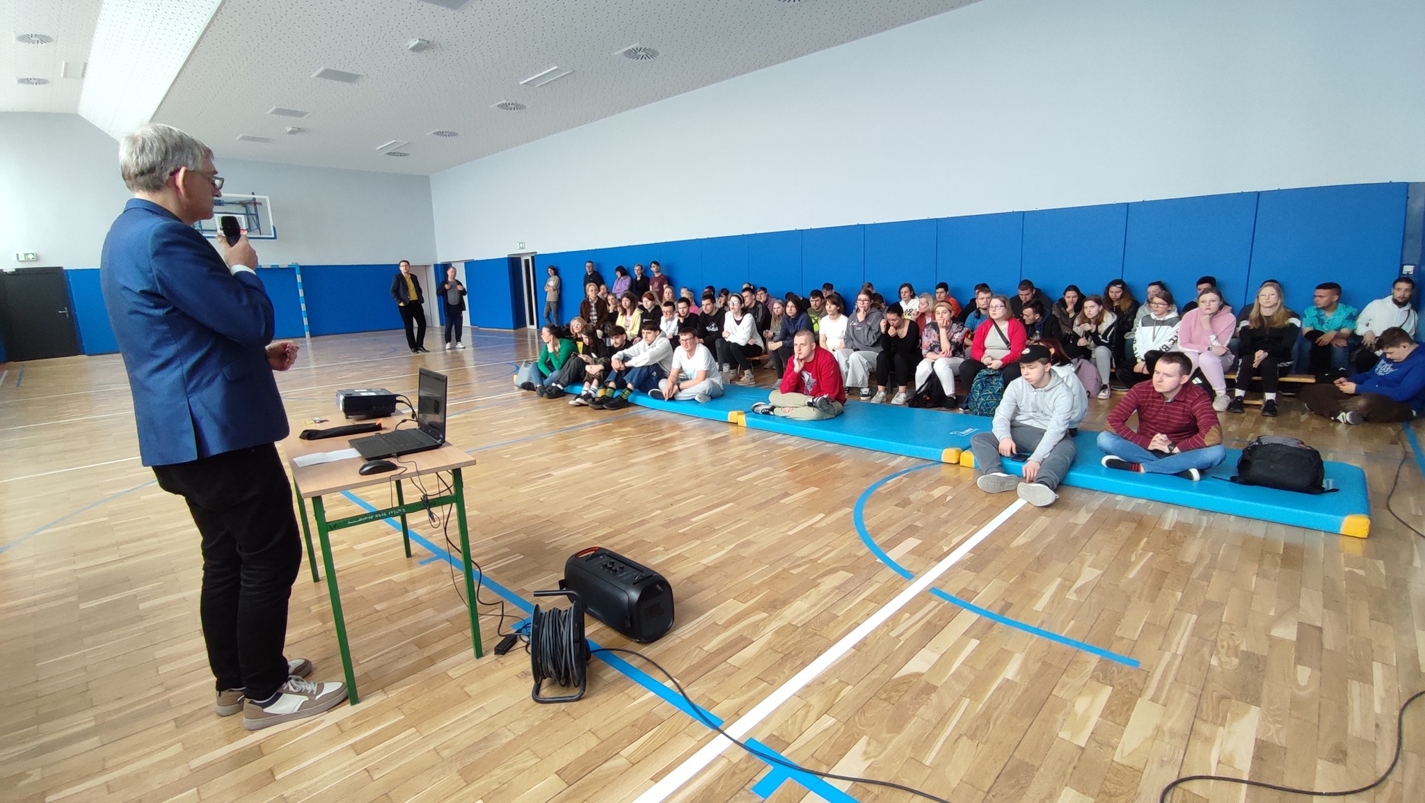 Nauczyciel opowiada o Katyniu