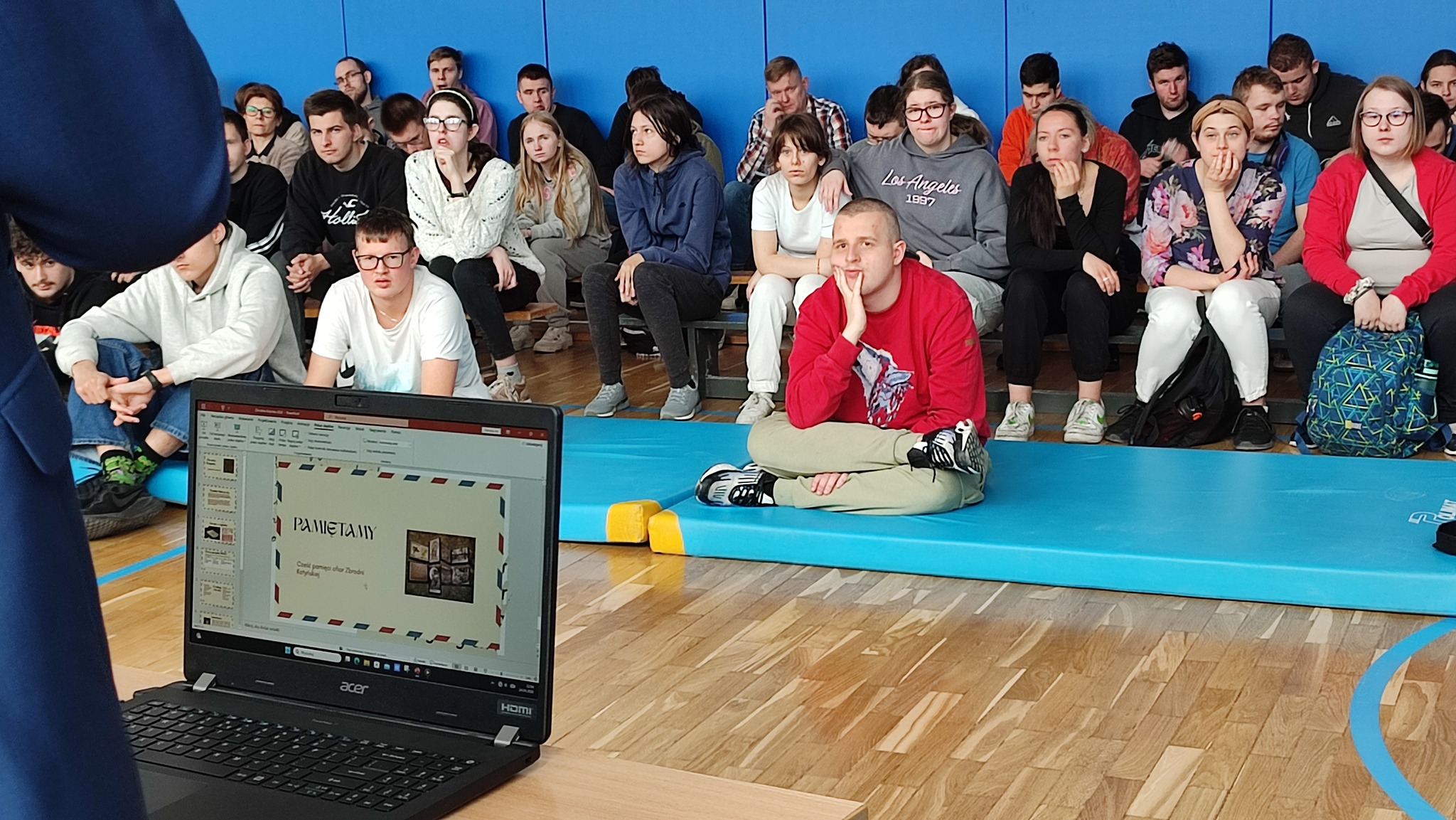 Uczniowie wysłuchujący prelekcji o ofiarach zbrodni katyńskiej