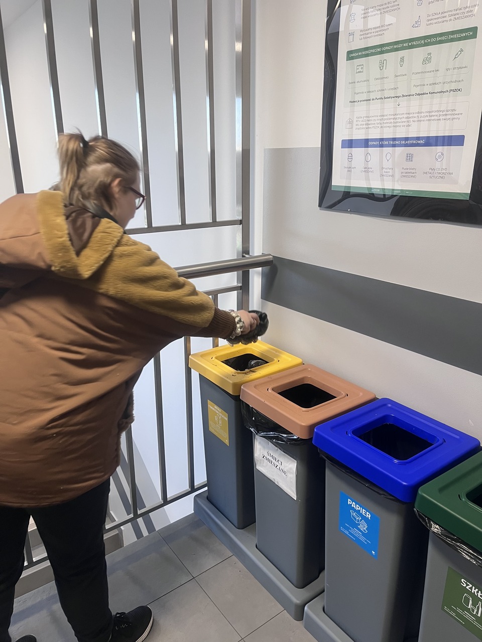 7.       Wychowanka wrzuca plastikowe śmieci do odpowiedniego pojemnika