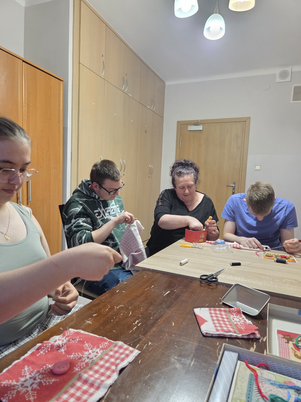 Zd.6
Wychowankowie zszywają rozdarcia w materiale.