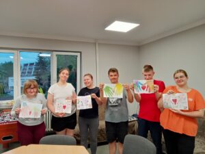 6. Wychowanka pisze życzenia dla Mamy. 