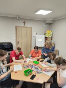 1. Wychowawczyni obserwuje pracę wychowanków.

