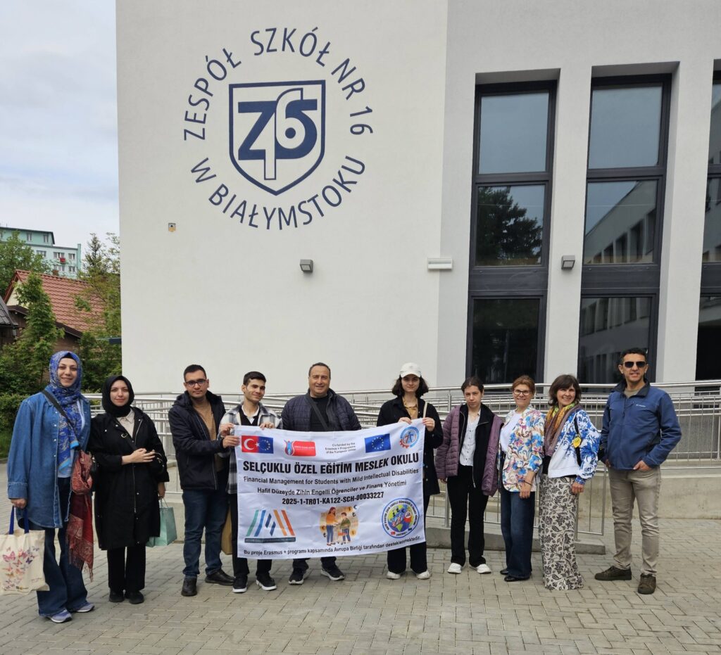 Tekst alternatywny zdjęcie Wizyta tureckiej grupy z ZS16: grupa uczniów i nauczycieli stojąca przed budynkiem szkoły. Uczniowie trzymają baner projektowy.