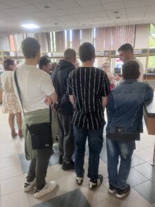 Zdj. 2 Pracownik urzędu oprowadza wychowanków po sali obsługi klienta.