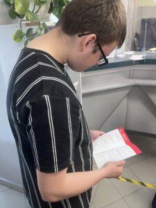 Zdj. 8 Wychowanek czyta ulotkę.

