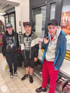 Zdjęcie 2
Grupa uczestników przed wejściem do sklepu.
