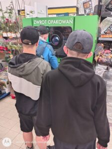 Zdjęcie 4
Uczestnicy zwracają butelki kaucyjne w punkcie zwrotu opakowań.
