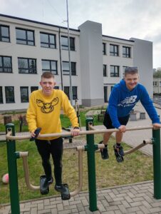 Zdjęcie 5
Uczestnicy spędzają dobrze czas na szkolnym placu ćwiczeń.