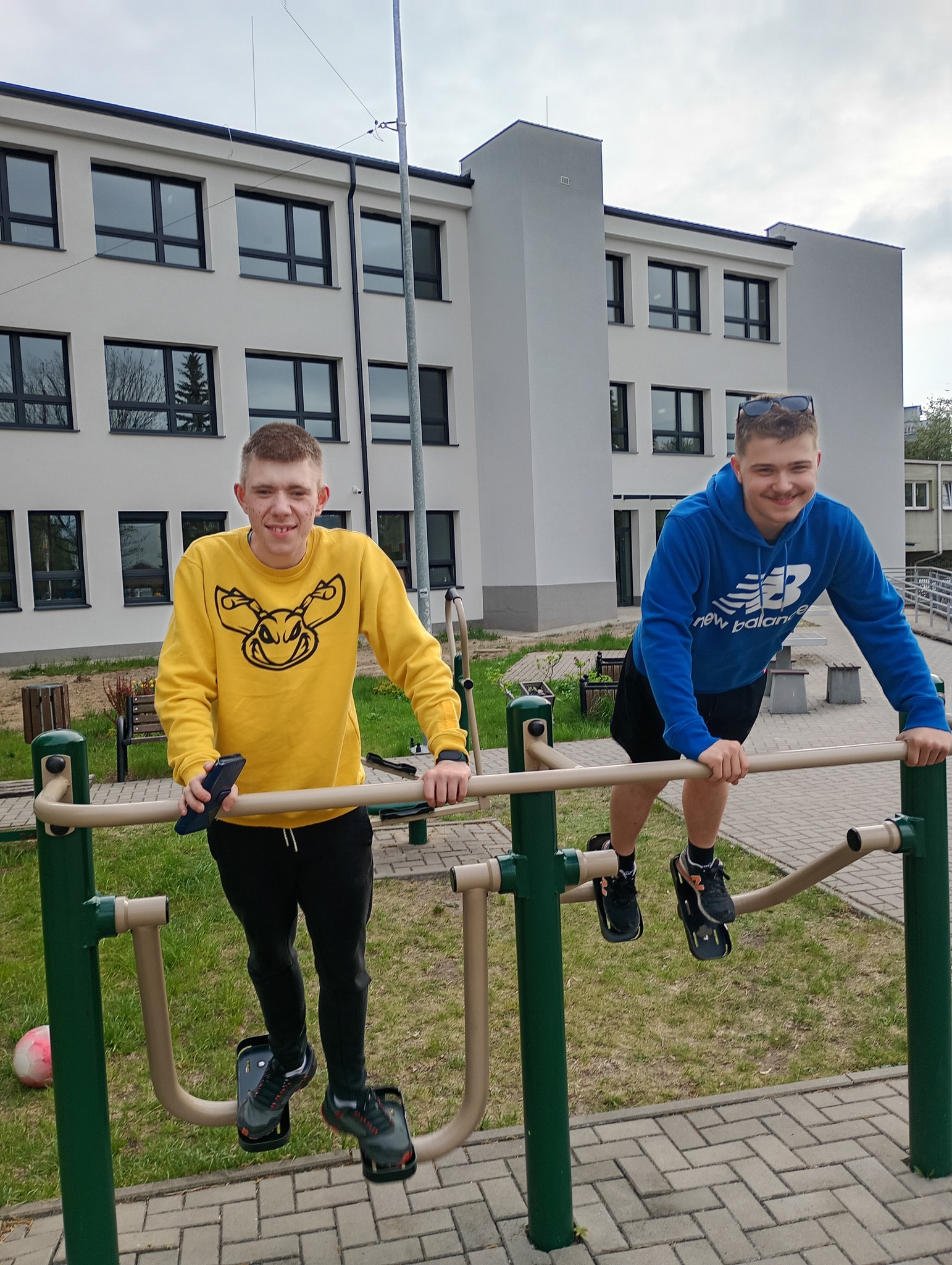 Zdjęcie 5
Uczestnicy spędzają dobrze czas na szkolnym placu ćwiczeń.