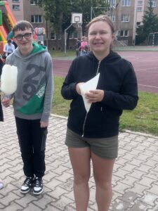 Zdj. 1 Wychowankowie jedzą popcorn i watę cukrową.
