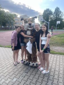 Zdj. 3 Wychowankowie pozują do zdjęcia z maskotką.