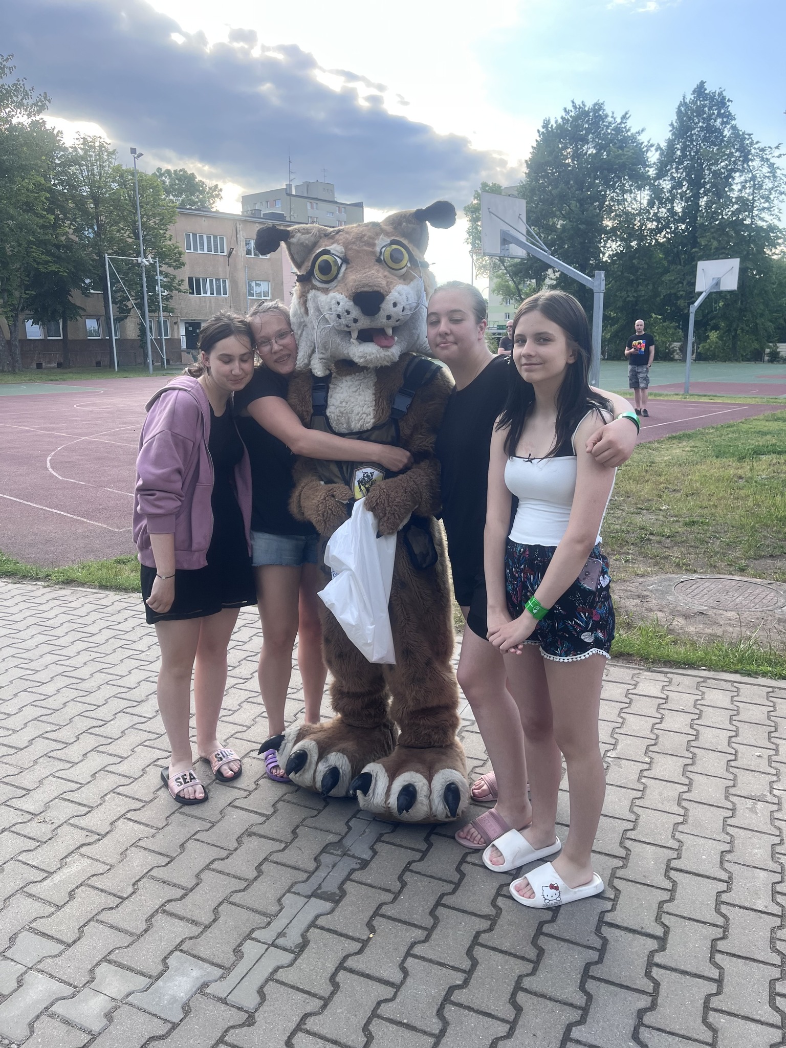 Zdj. 3 Wychowankowie pozują do zdjęcia z maskotką.