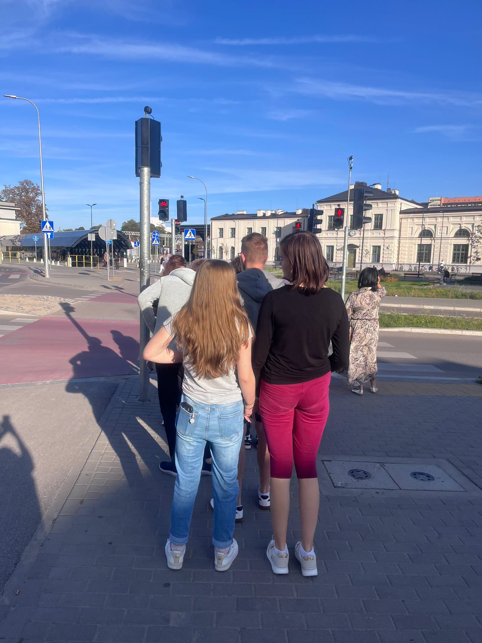 Zdj.1 Młodzież stoi przed przejściem dla pieszych.
